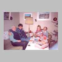 022-1070 Willi Erzberger und Ehefrau Hedwig, geb.Neumann,  mit den Enkelkindern zu Weihnachten 1993.jpg